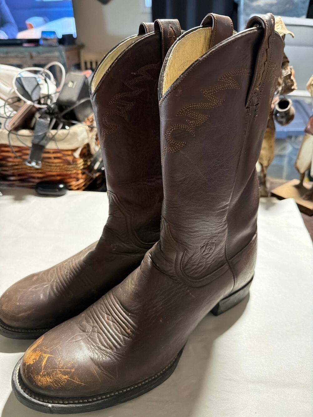 Men's Ariat Cowboy Boots Size 11 Some Scuffing at Toe